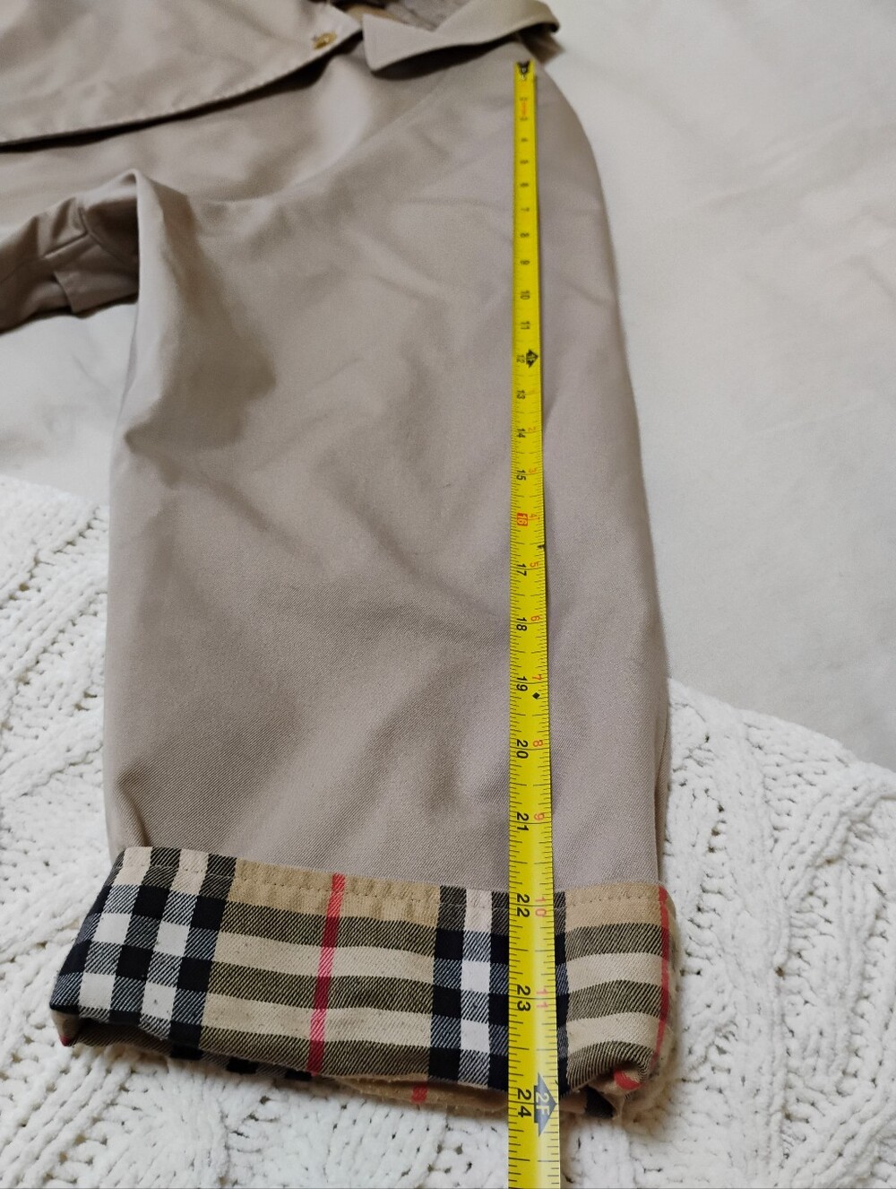 Vintage Burberry Classic Beige Trench Coat with Plaid Lining - Picture 11 of 11